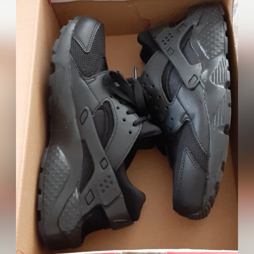 All Black Nike Huarache,Size 5½ Youth